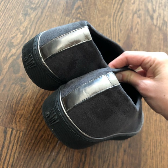 Stunning Stuart Weitzman sneaker shoe. Size 9.5 in black/gray suede. - Picture 3 of 3